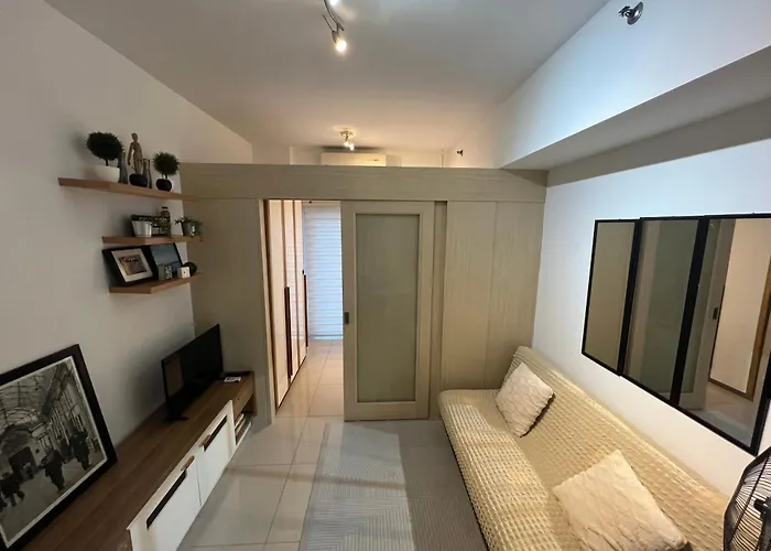 Makati High Rise 1 Bedroom Condo With Balcony